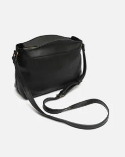 Bolso bandolera con detalles metálicos