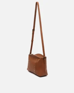 Bolso bandolera con detalles metálicos