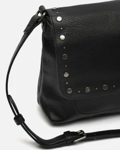Bolso bandolera con detalles metálicos