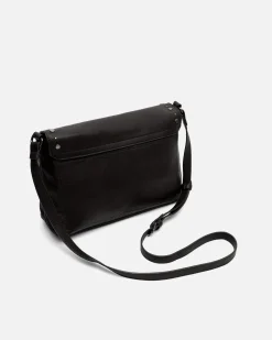 Bolso bandolera con detalles metálicos