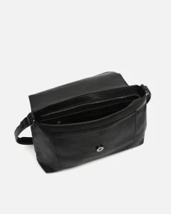 Bolso bandolera con detalles metálicos