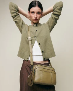 Bolso bandolera con detalle colgante