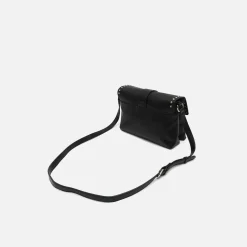 Bolso bandolera con solapa y detalles metálicos