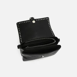 Bolso bandolera con solapa y detalles metálicos