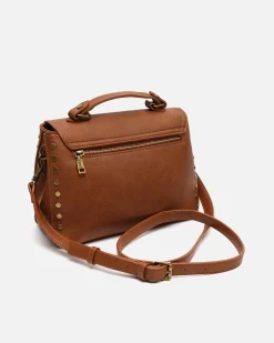 Bolso bandolera con solapa y detalles metálicos