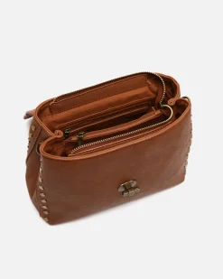 Bolso bandolera con solapa y detalles metálicos