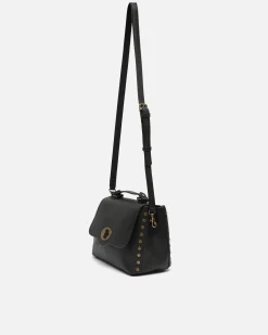 Bolso bandolera con solapa y detalles metálicos