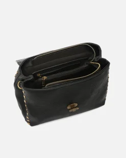 Bolso bandolera con solapa y detalles metálicos