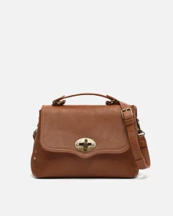 Bolso bandolera con solapa y detalles metálicos