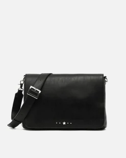 Bolso bandolera con solapa y detalles metálicos