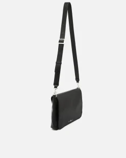 Bolso bandolera con solapa y detalles metálicos