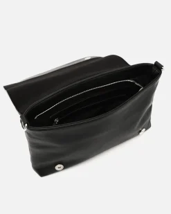 Bolso bandolera con solapa y detalles metálicos