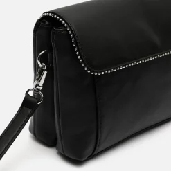 Bolso bandolera con solapa y detalles metálicos