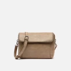 Bolso bandolera con solapa y detalles metálicos
