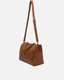 Bolso bandolera grande con solapa y detalles metálicos