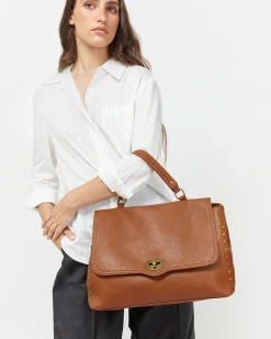 Bolso bandolera grande con solapa y detalles metálicos