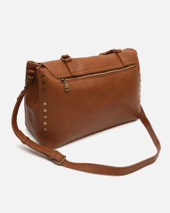 Bolso bandolera grande con solapa y detalles metálicos