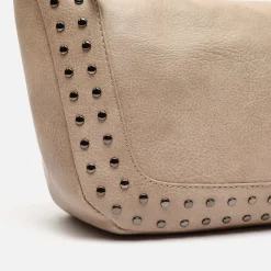 Bolso bandolera mediano con detalles metálicos