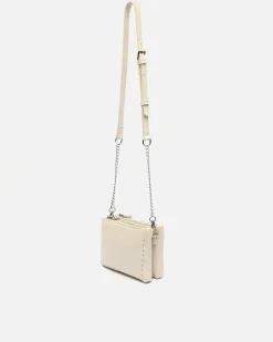 Bolso bandolera pequeño con detalles metálicos