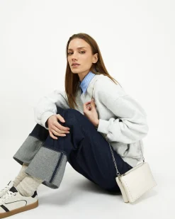 Bolso bandolera pequeño con detalles metálicos