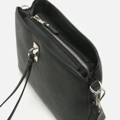 Bolso bandolera pequeño con detalles metálicos