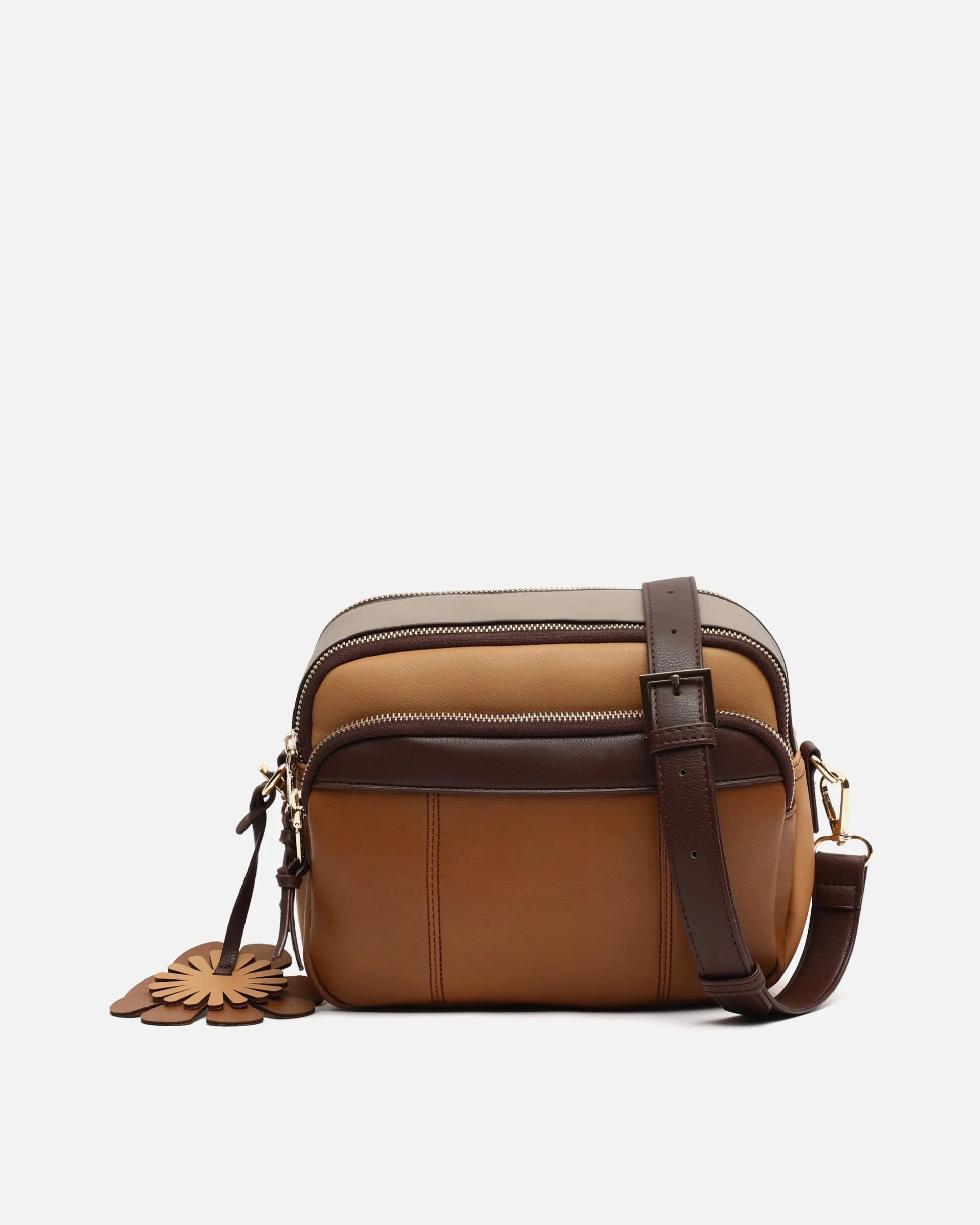 Bolso bandolera tricolor con detalle colgante