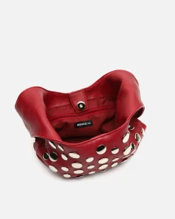Bolso de hombro pequeño con detalles metálicos