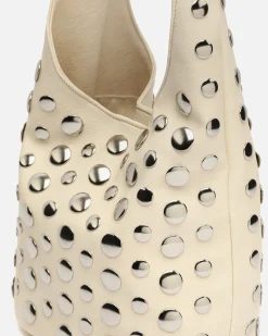 Bolso de hombro pequeño con detalles metálicos