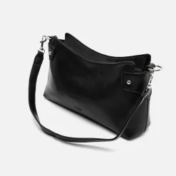 Bolso de hombro pequeño con detalles metálicos