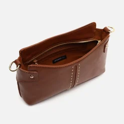 Bolso de hombro pequeño con detalles metálicos