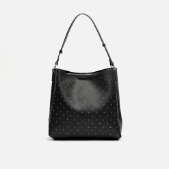 Bolso hobo con asa bandolera y detalles metálicos