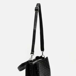 Bolso hobo con asa bandolera y detalles metálicos