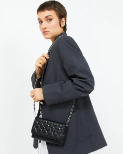 Bolso mini acolchado con detalles metálicos