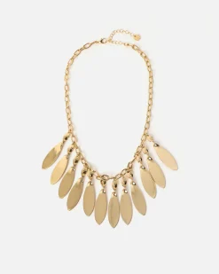 Collar con detalles colgantes