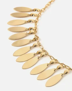 Collar con detalles colgantes