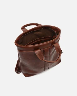 Mochila con detalles metálicos