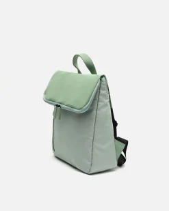 Mochila con solapa en nylon