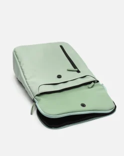 Mochila con solapa en nylon
