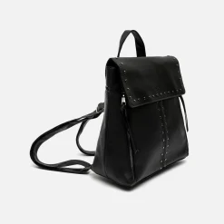Mochila con solapa y detalles metálicos