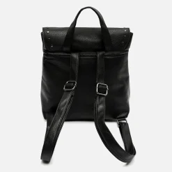 Mochila con solapa y detalles metálicos