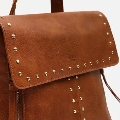 Mochila con solapa y detalles metálicos