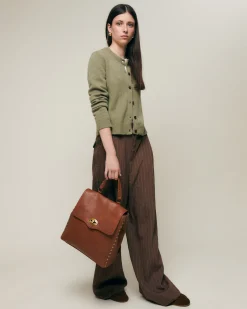 Mochila con solapa y detalles metálicos