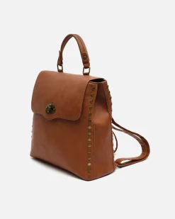 Mochila con solapa y detalles metálicos