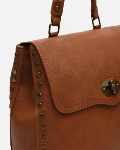 Mochila con solapa y detalles metálicos