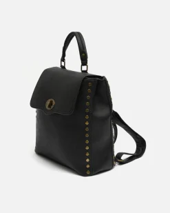 Mochila con solapa y detalles metálicos
