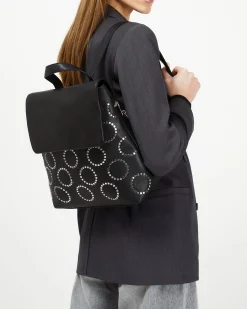 Mochila con solapa y detalles metálicos