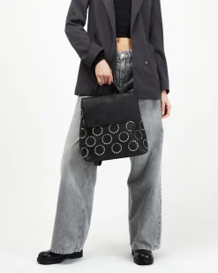 Mochila con solapa y detalles metálicos