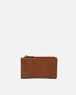 Monedero pequeño con detalles metálicos